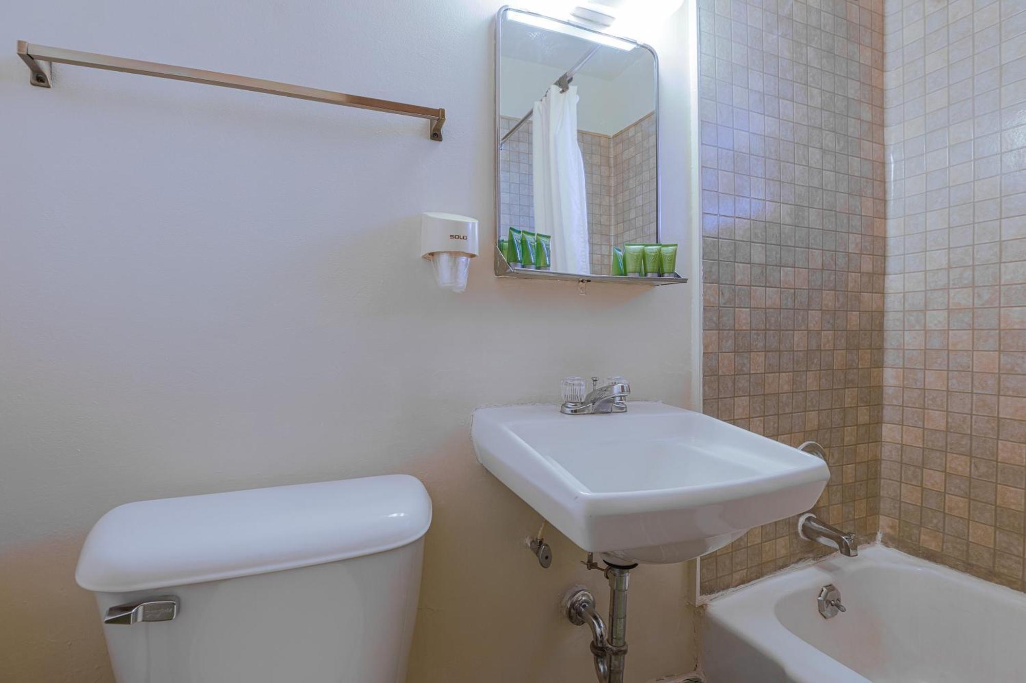 Love Hotels Silver Street By Oyo At Hurley Wi Экстерьер фото