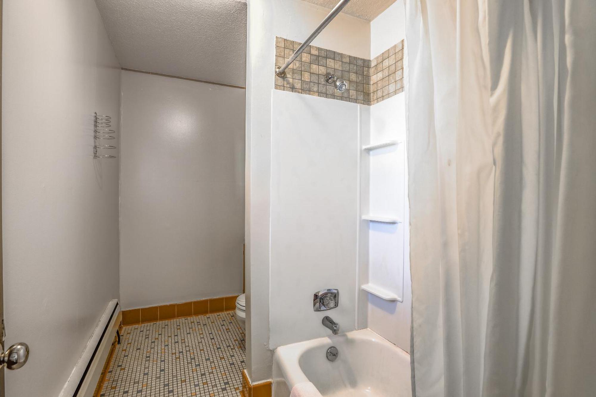 Love Hotels Silver Street By Oyo At Hurley Wi Экстерьер фото