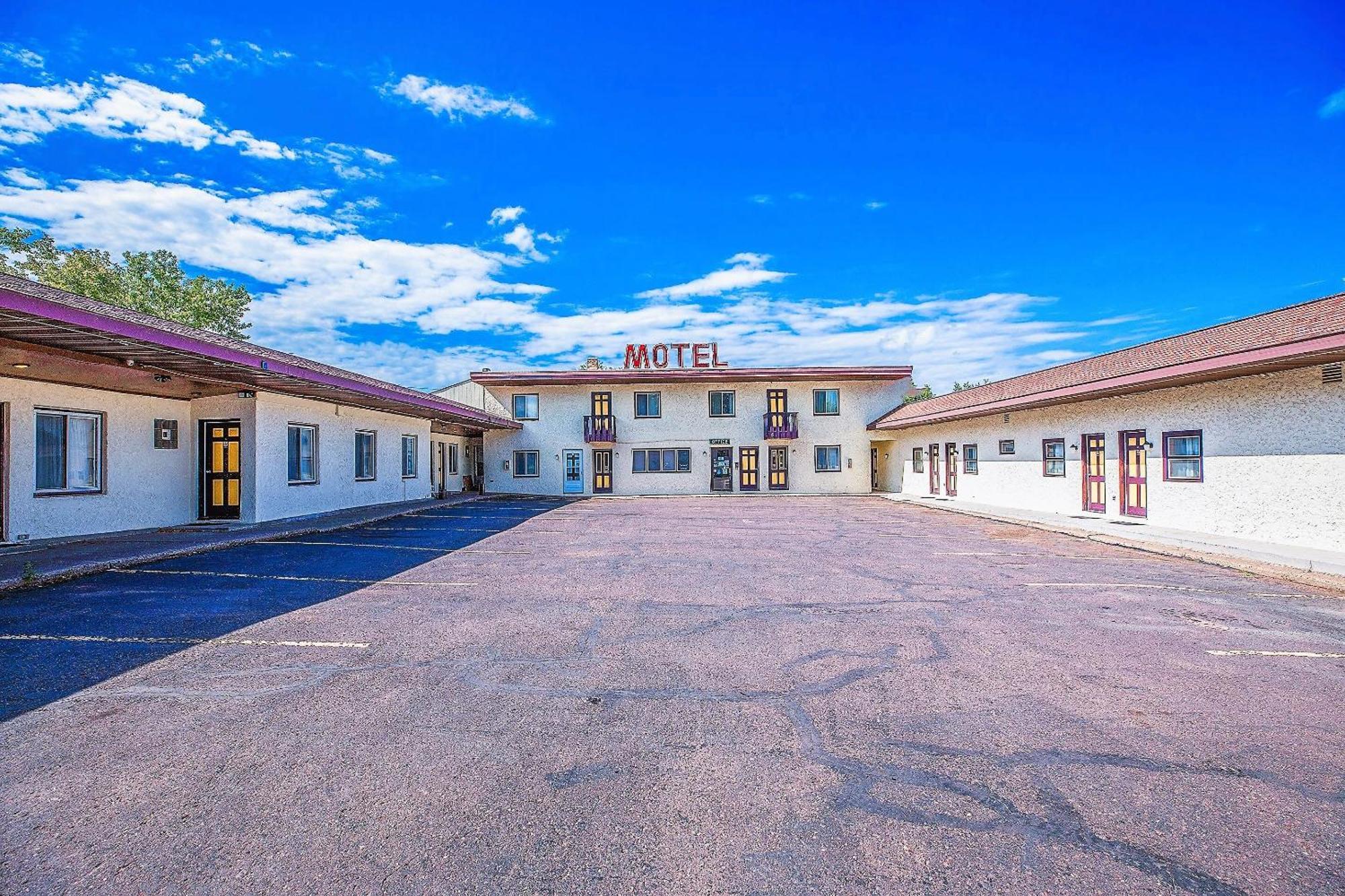 Love Hotels Silver Street By Oyo At Hurley Wi Экстерьер фото