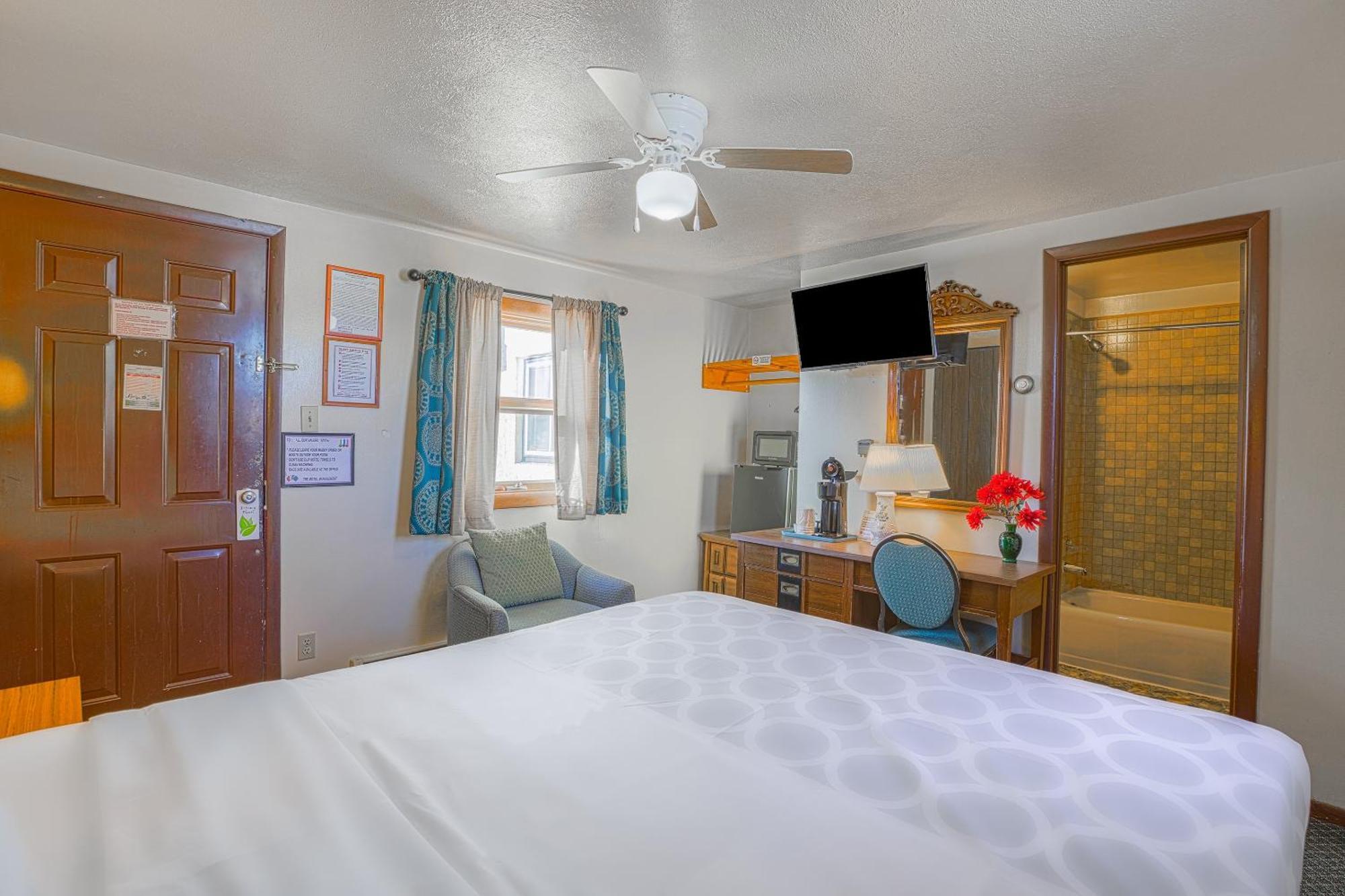 Love Hotels Silver Street By Oyo At Hurley Wi Экстерьер фото