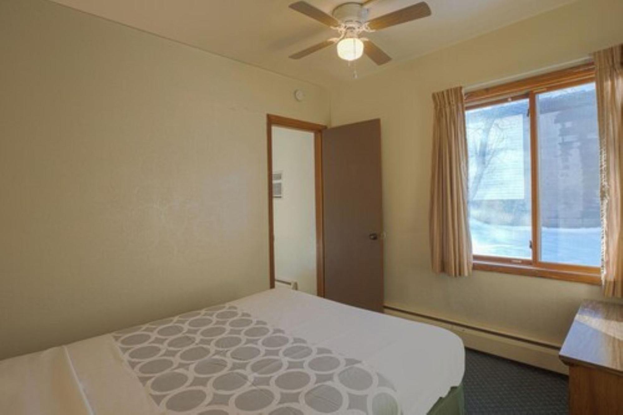 Love Hotels Silver Street By Oyo At Hurley Wi Экстерьер фото