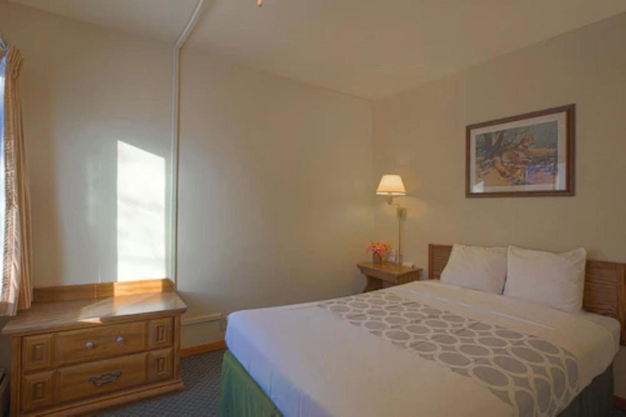 Love Hotels Silver Street By Oyo At Hurley Wi Экстерьер фото